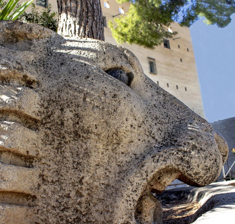 Lion_at_terrace_Roman_fountain