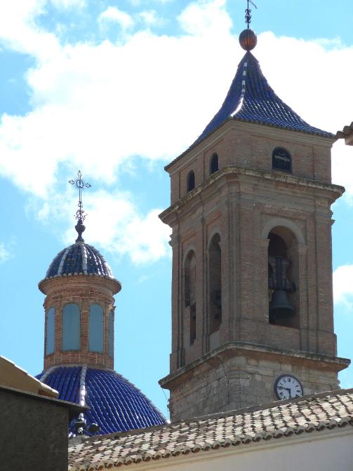 Requena_14thc_churches_with_blue_tiles_of_Manises