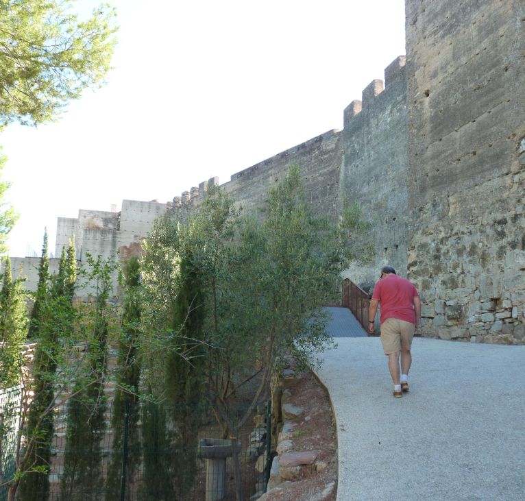 Walking_the_ramp_to_Castle_gate_